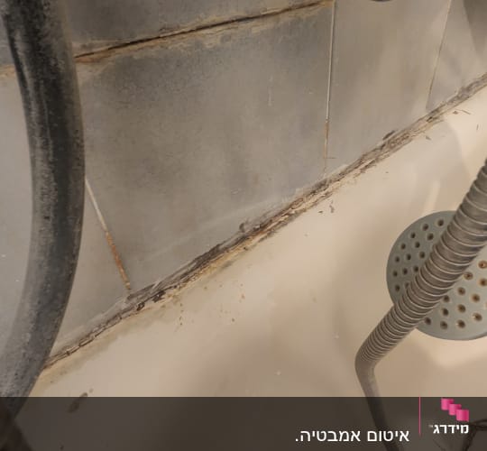 חיבור בין אריחים עם איטום בלוי באמבטיה